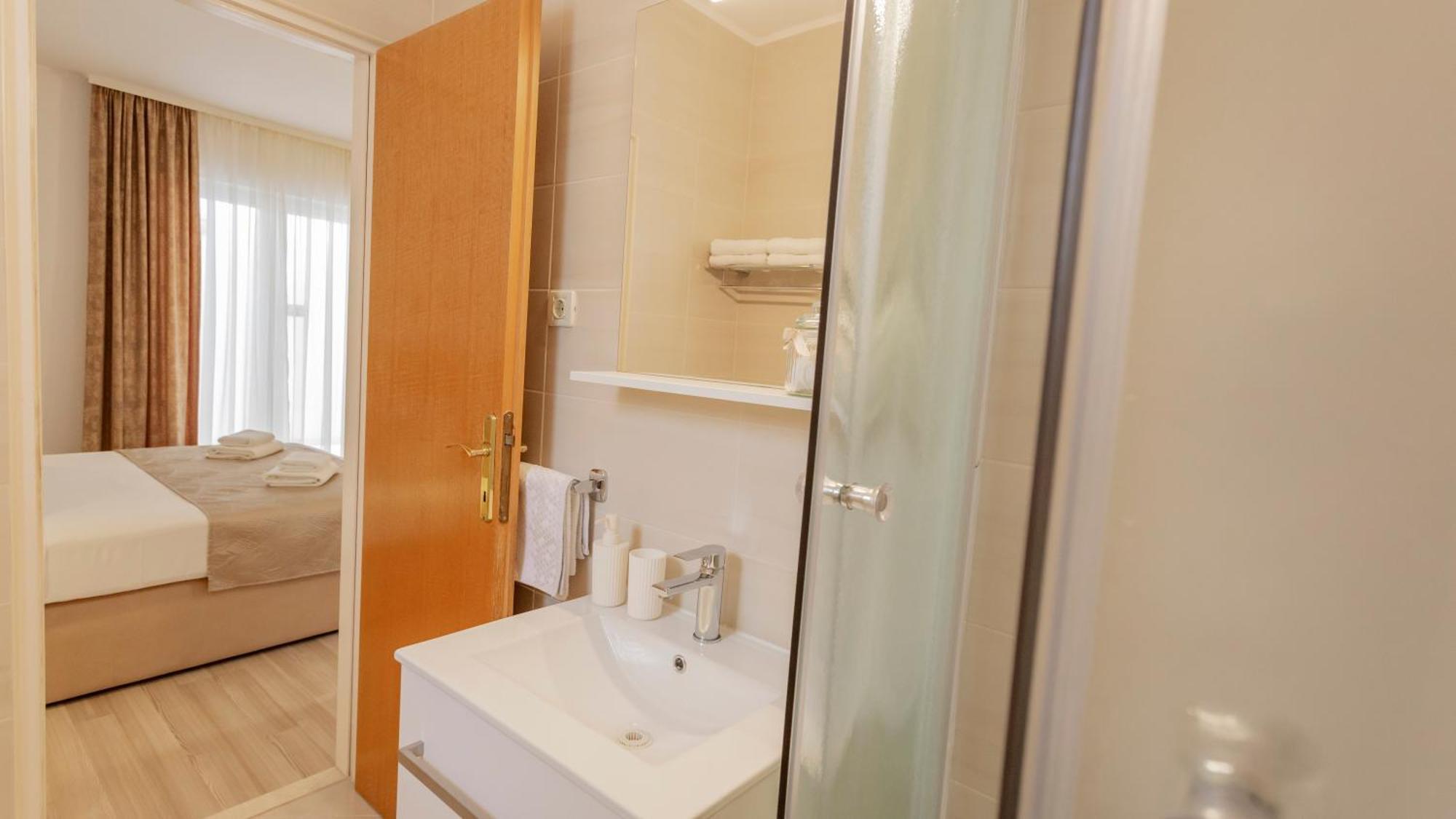 Baska Voda Apartments - Steps From The Beach, Free Parking, Central Location المظهر الخارجي الصورة